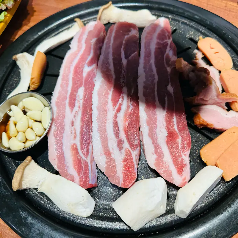 숯불 위에서 맛있게 구워지는 삼겹살