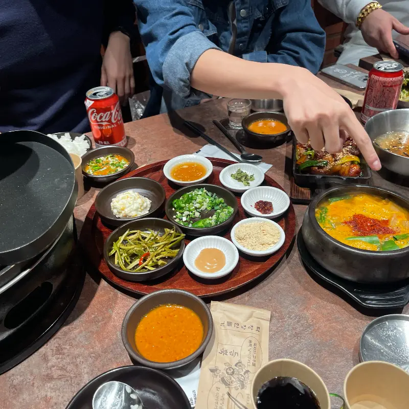 푸짐하게 차려진 테이블