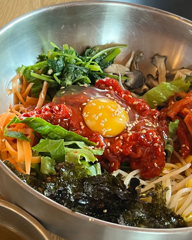 색색깔의 육회비빔밥