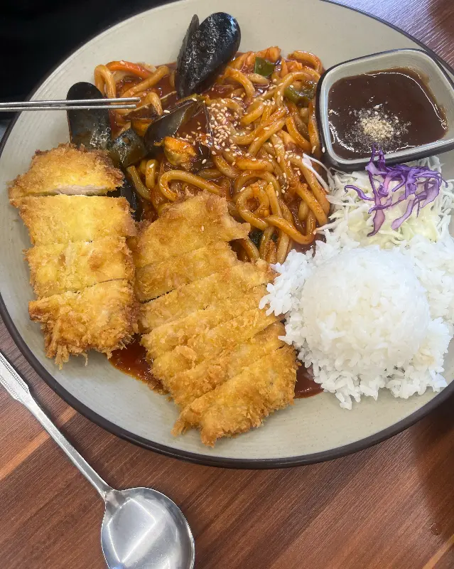 돈까스 한 상 차림