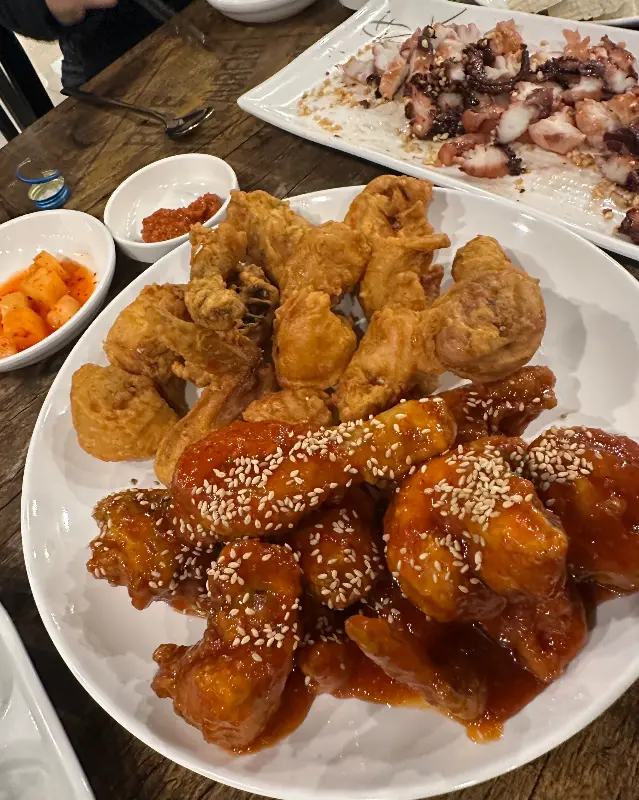 일동실비의 대표 메뉴, 후라이드 치킨과 닭곱창전골
