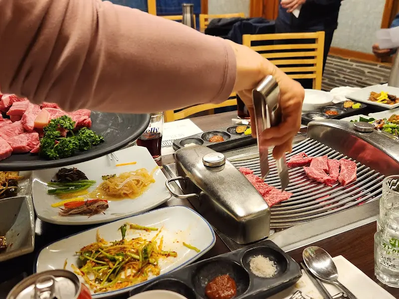 테이블 가득 차려진 곁반찬과 고기