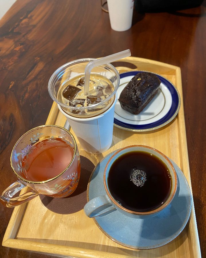 아브리에쎄르의 맛있는 커피와 디저트 세팅