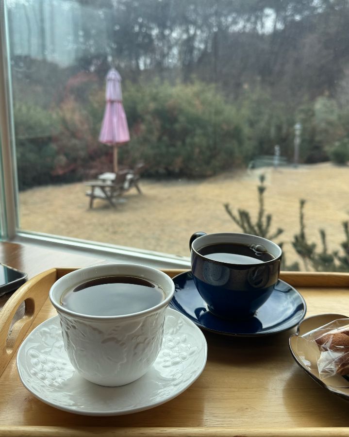 아브리에쎄르에서 맛있는 커피와 디저트를 즐기며 창밖 풍경 감상