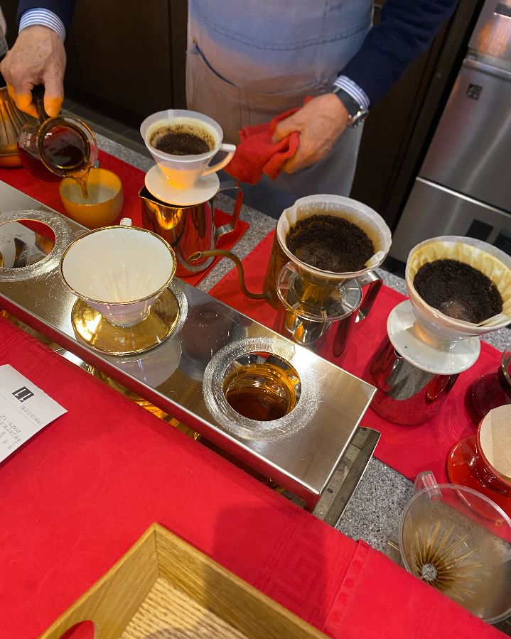 전문가의 손길로 추출되는 아브리에쎄르의 핸드 드립 커피