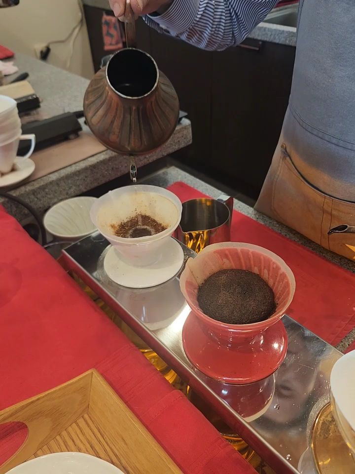 아브리에쎄르 사장님의 정성스러운 핸드 드립 커피 추출 과정