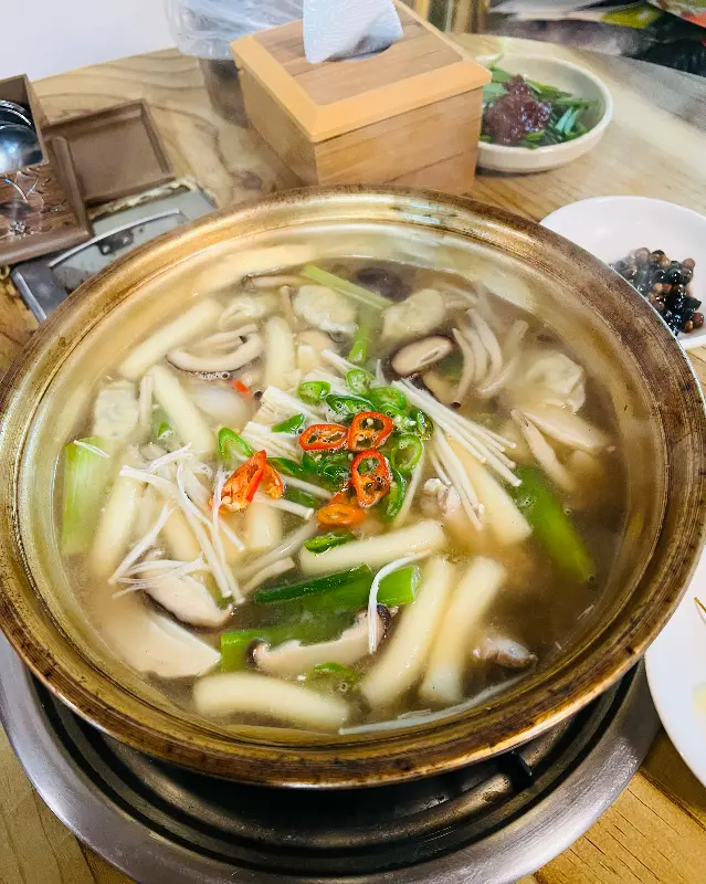 다양한 사리가 들어간 닭한마리