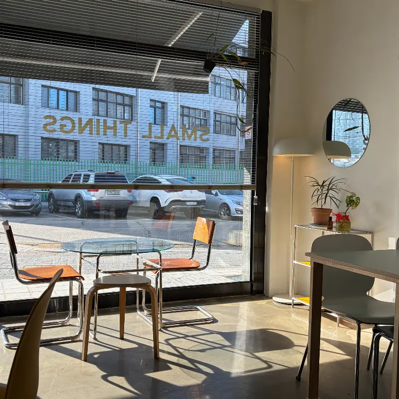 카페 창가 좌석