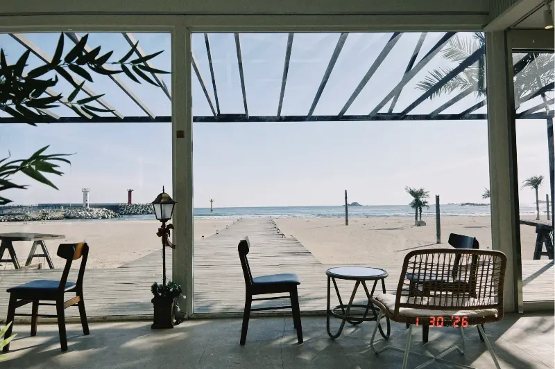 통창으로 보이는 해변 풍경