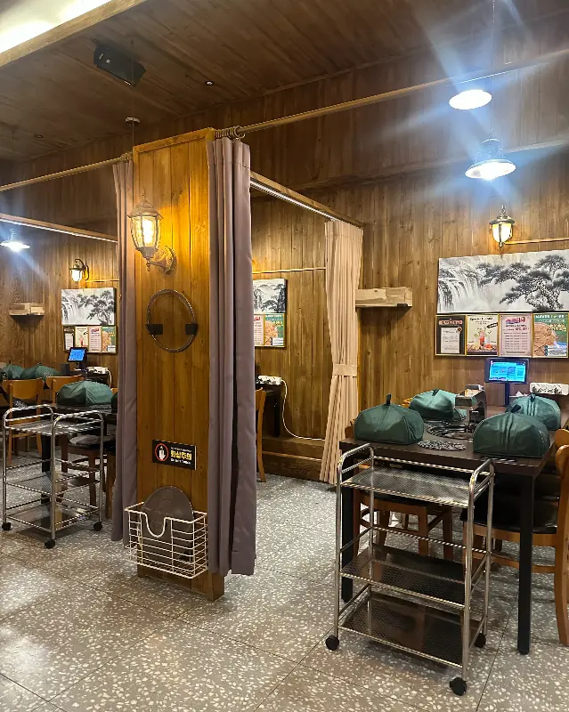 깔끔하고 고급스러운 매장 내부