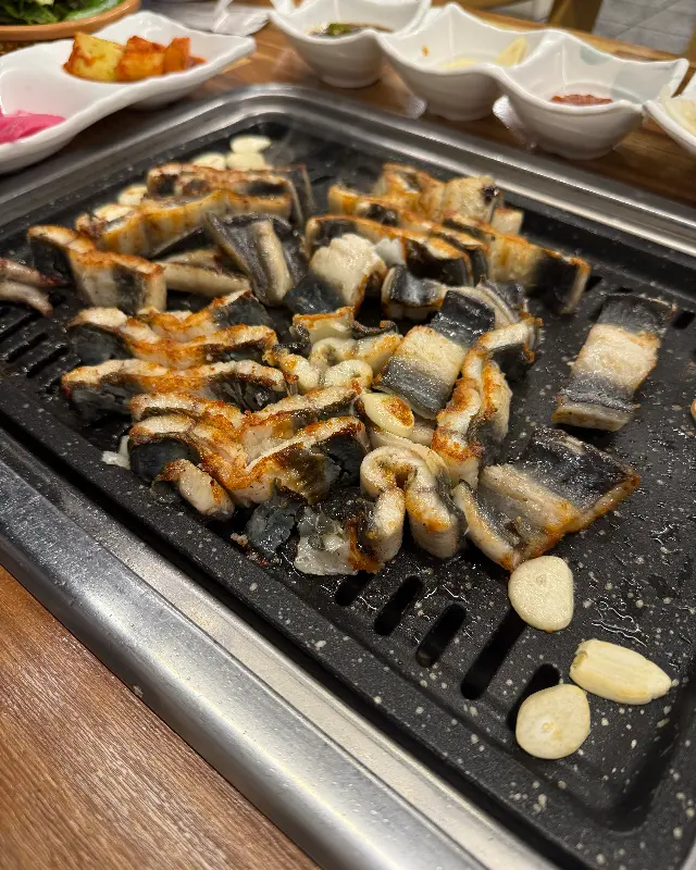 숯불 위에서 맛있게 구워지는 장어