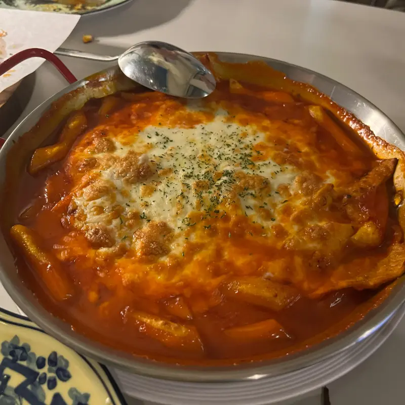 싱그러운 채소가 듬뿍 올라간 샐러드