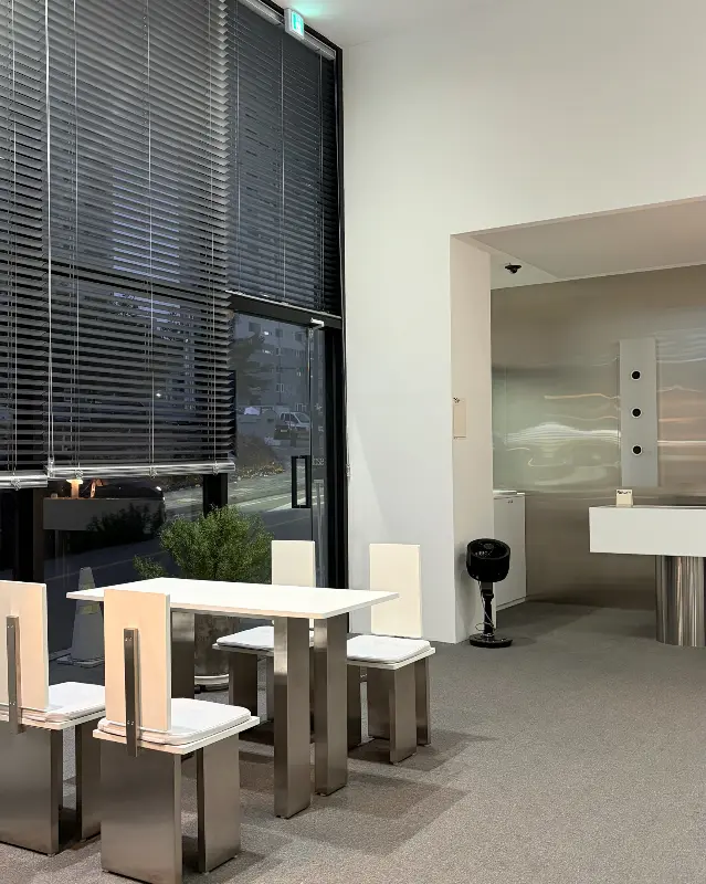 깔끔하고 모던한 분위기의 카페 내부