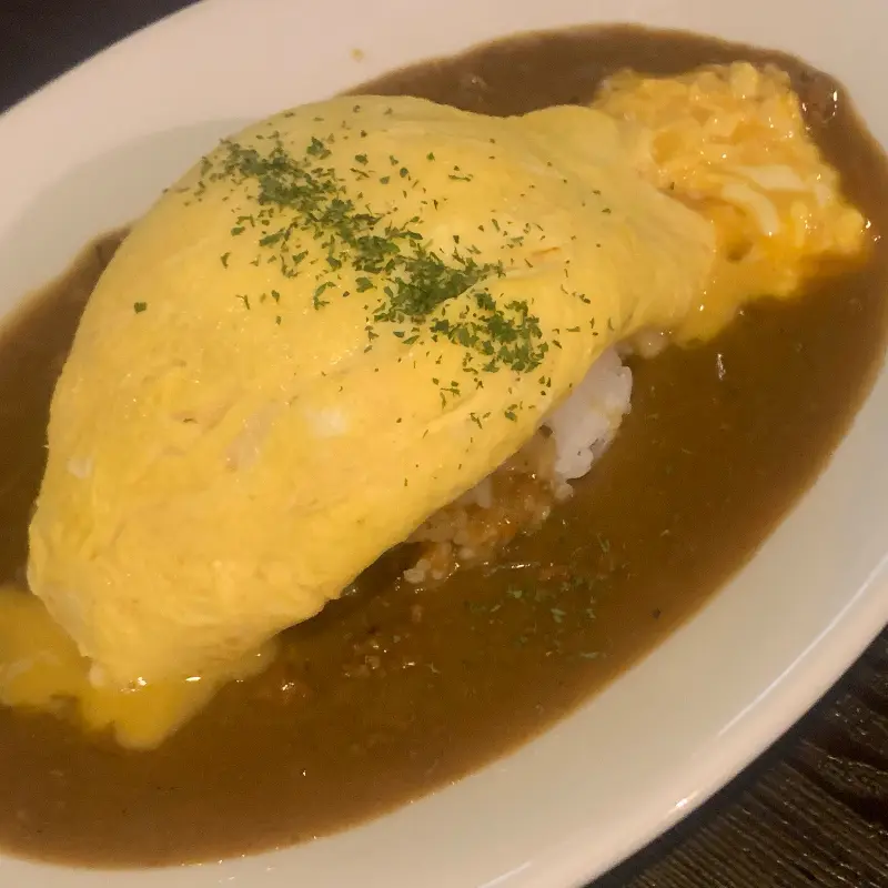 카레 소스가 곁들여진 오므라이스