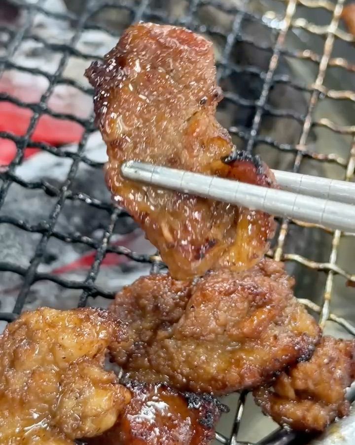 숯불 위에서 맛있게 구워지고 있는 돼지갈비
