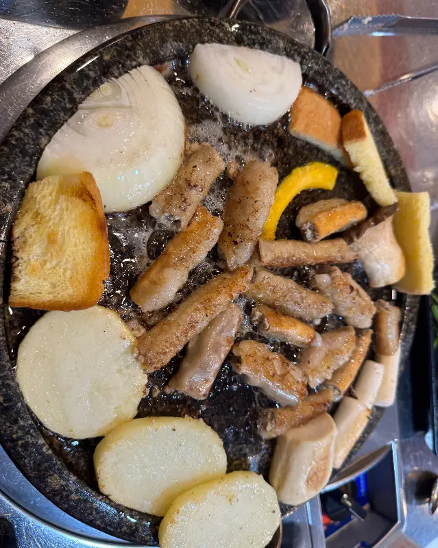 곱창과 함께 구워지는 채소들