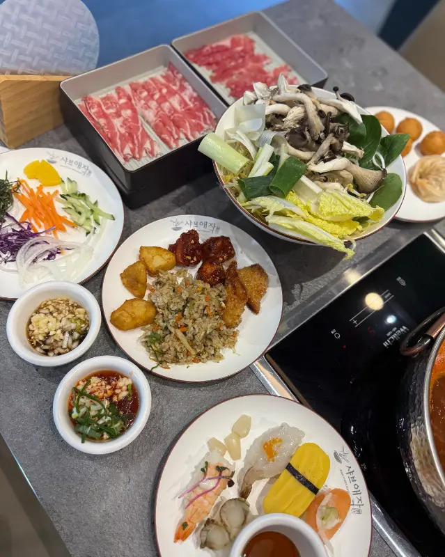 샤브샤브 재료와 곁들임 메뉴