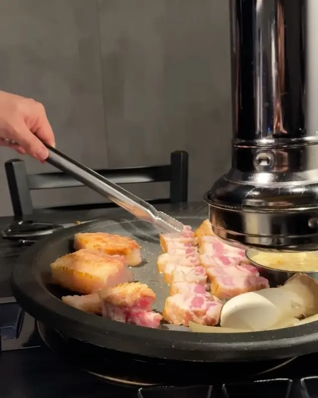 전문가의 손길로 구워지는 삼겹살