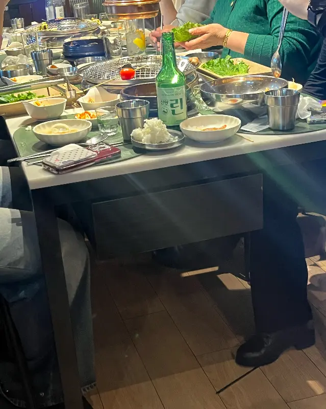 테이블 가득 차려진 풍성한 음식