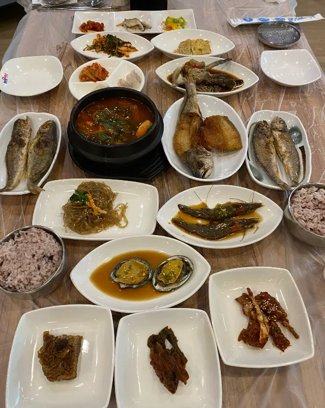 테이블 가득 차려진 굴비 정식