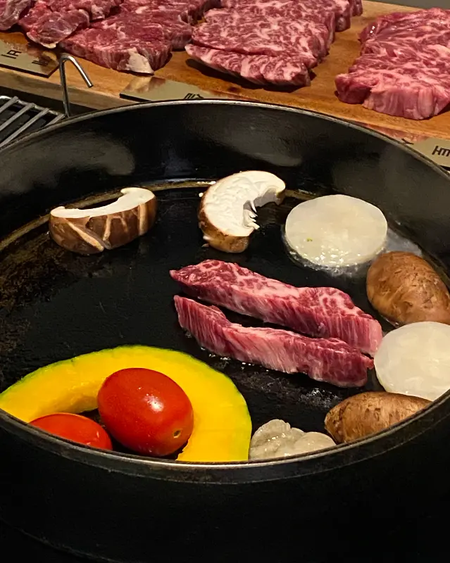 불판 위에 올려진 소고기