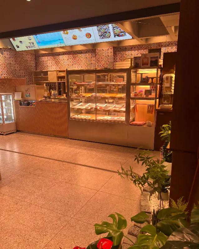 다양한 디저트가 진열된 쇼케이스