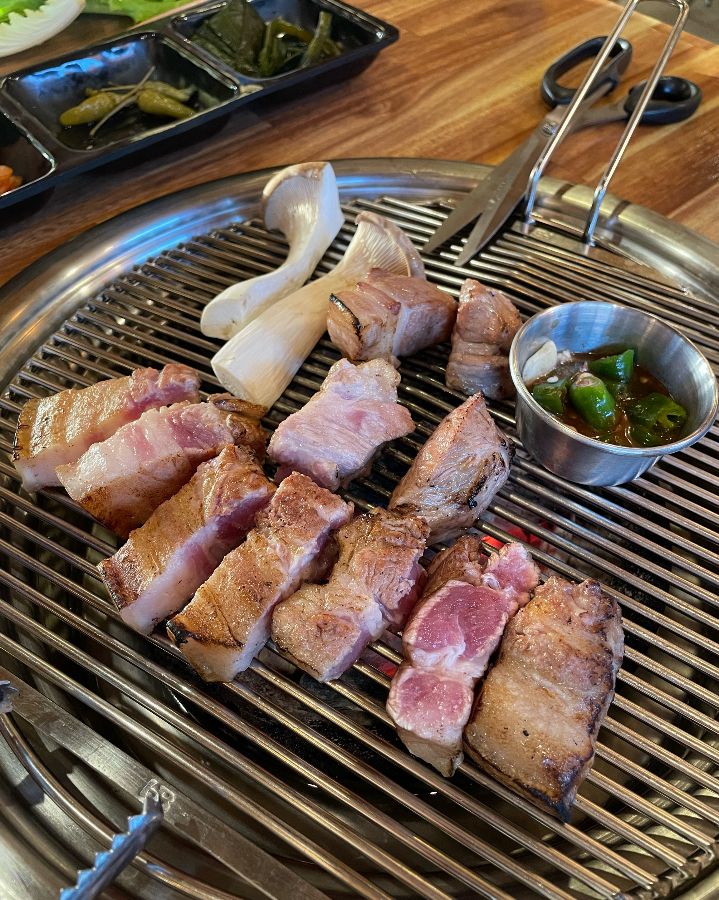 초벌되어 나온 흑돼지 모듬