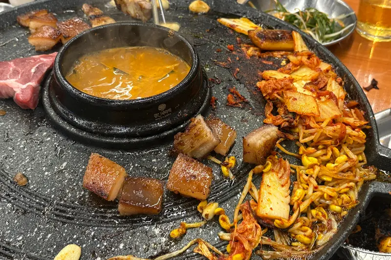 불판에 올려진 돼지 고기