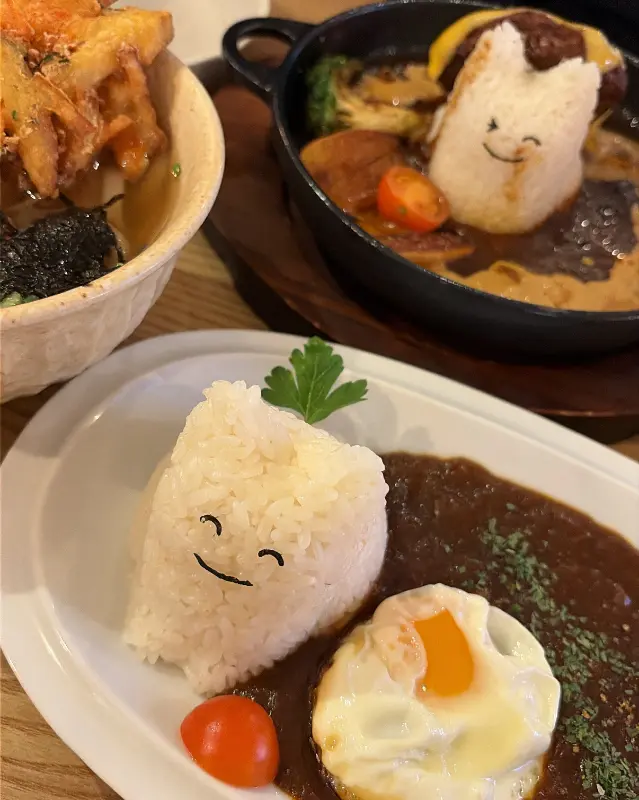 고양이 밥 모양과 계란후라이가 얹어진 카레
