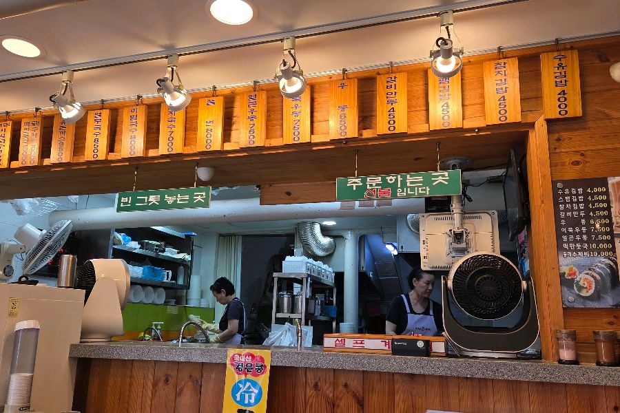 수유리우동집 아현점 주방 풍경