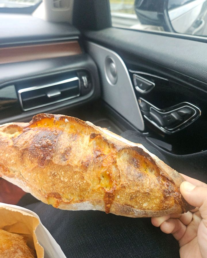 갓 구워져 나온 알프스 밀밭의 빵