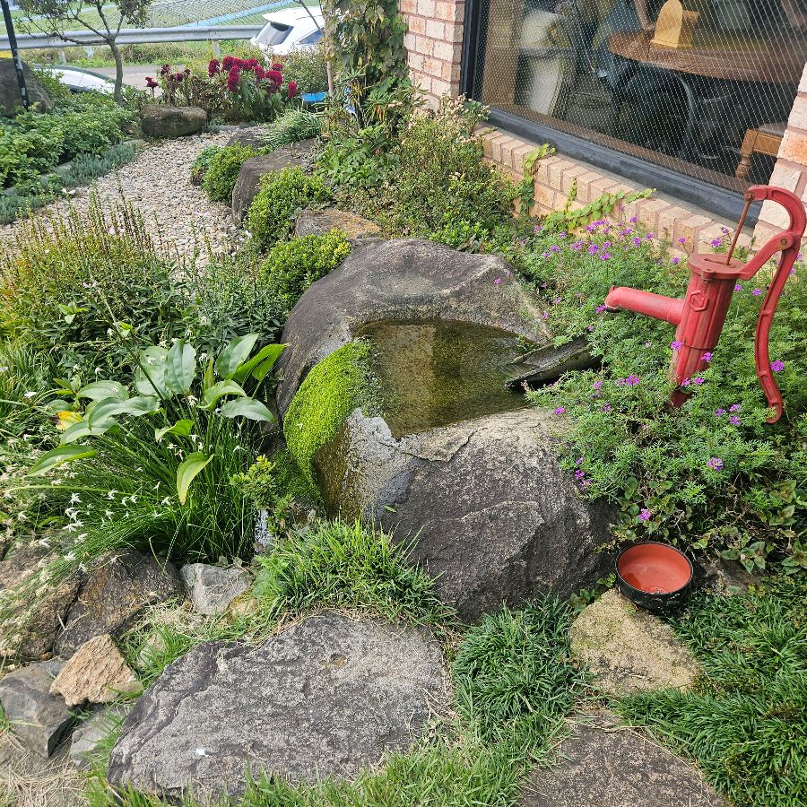 알프스 밀밭 야외 정원의 석조물