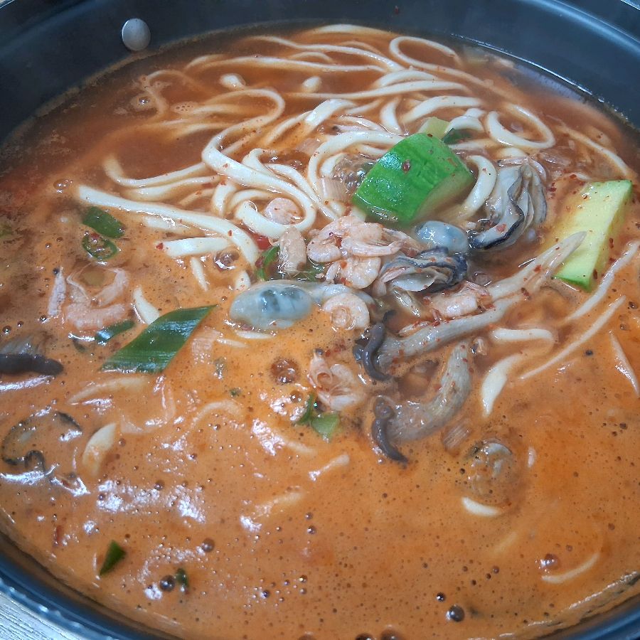 암돌 속풀이 칼국수의 얼큰 칼국수 디테일 샷