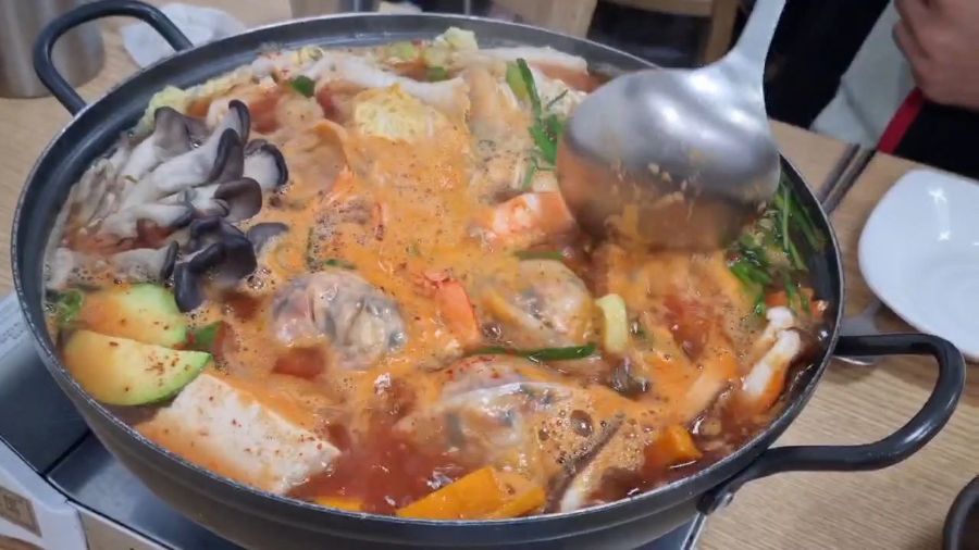 만두전골을 떠먹는 모습