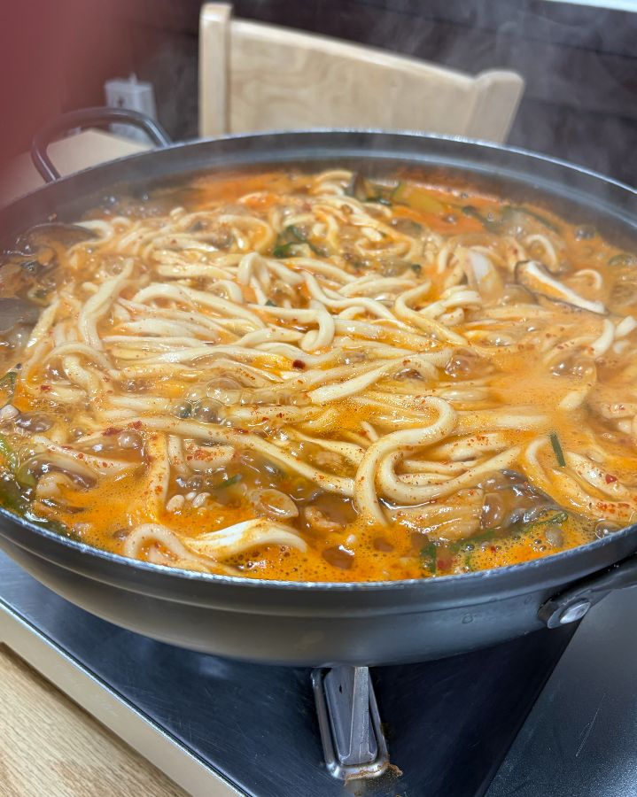 암돌 속풀이 칼국수의 푸짐한 얼큰 칼국수