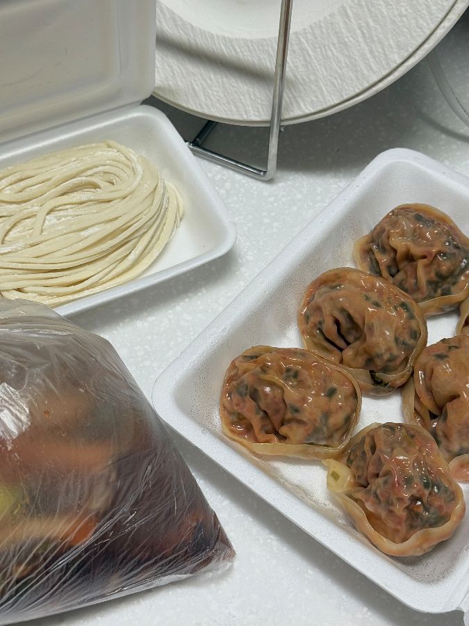 포장된 만두와 칼국수
