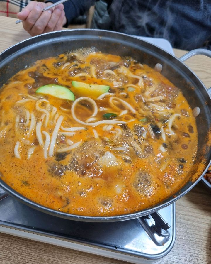 보글보글 끓고 있는 암돌 속풀이 칼국수