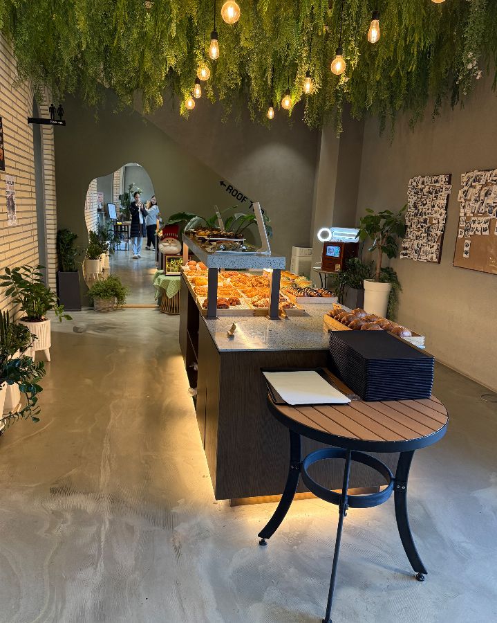 이너프레임 신정호수점의 플랜트 데코와 베이커리 진열대