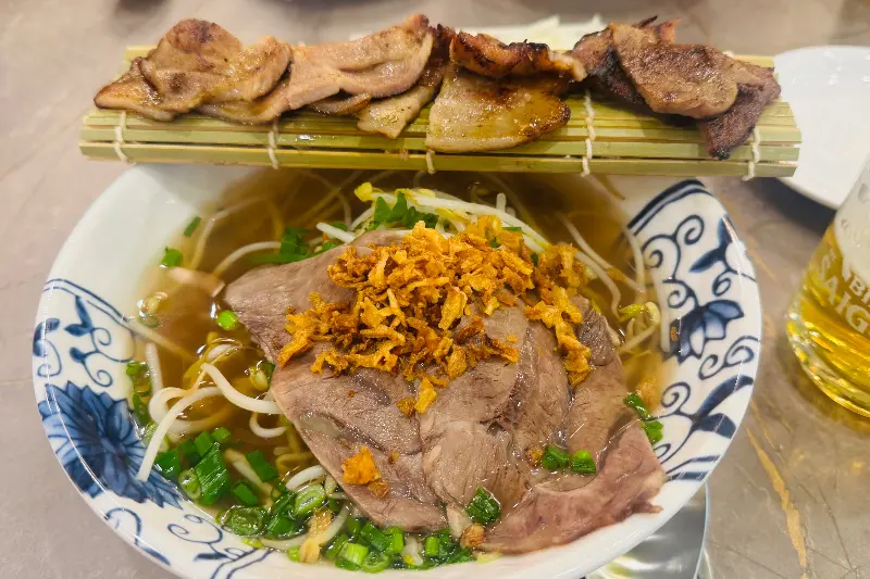 고기가 듬뿍 올려진 쌀국수와 시원한 맥주