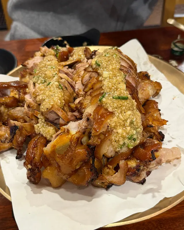 마늘 소스가 듬뿍 올려진 족발