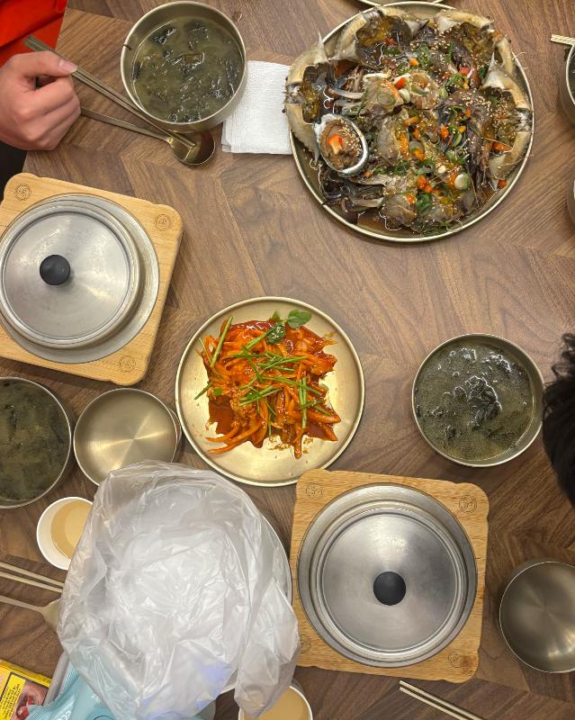 한상 가득 차려진 맛깔스러운 음식들