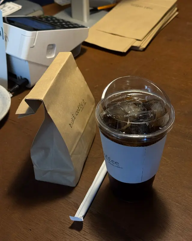 테이크 아웃 포장된 음료와 디저트.