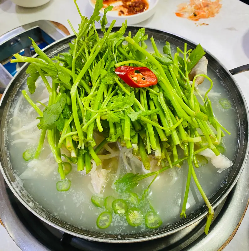 미나리 가득한 볼테기탕