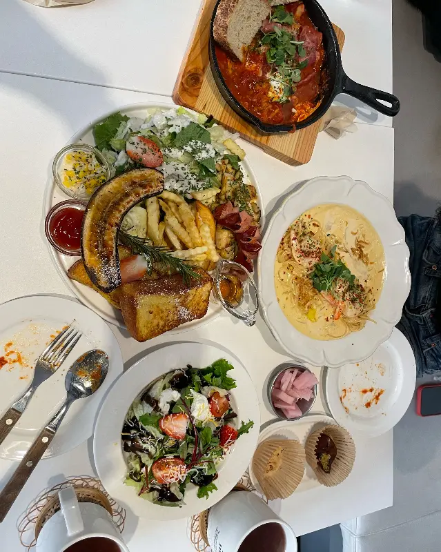 테이블 위에 놓인 브런치 메뉴들