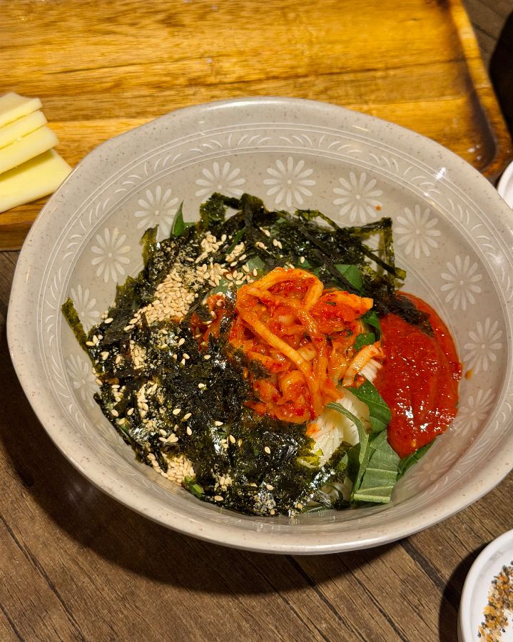 김가루와 깨가 듬뿍 뿌려진 비빔밥. 신선한 야채와 고추장의 조화가 돋보인다.