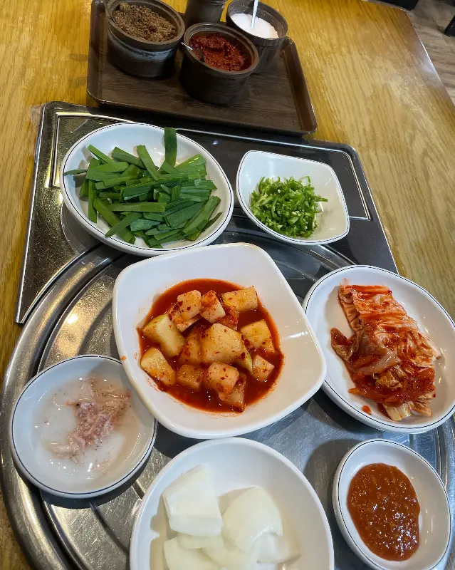 정갈하게 차려진 밑반찬