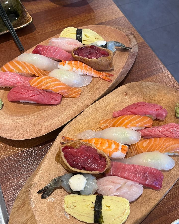 초밥 접시가 놓인 테이블