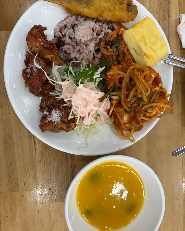 맛있는 음식들로 가득 채워진 접시