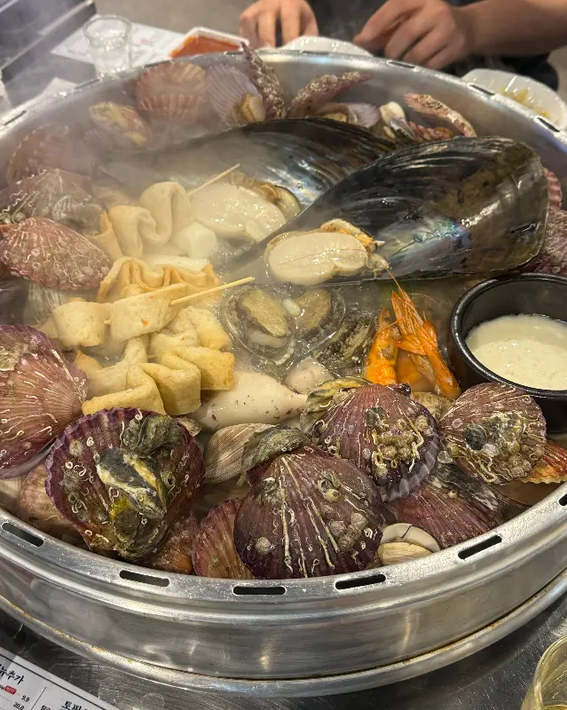 푸짐한 조개 전골의 모습