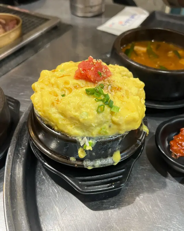 화산처럼 솟아오른 폭탄 계란찜